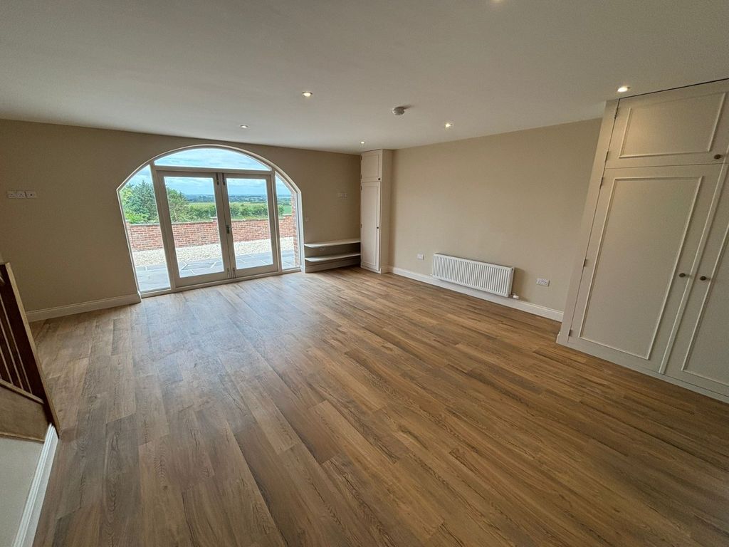 Property photo 2 of 15 Lounge