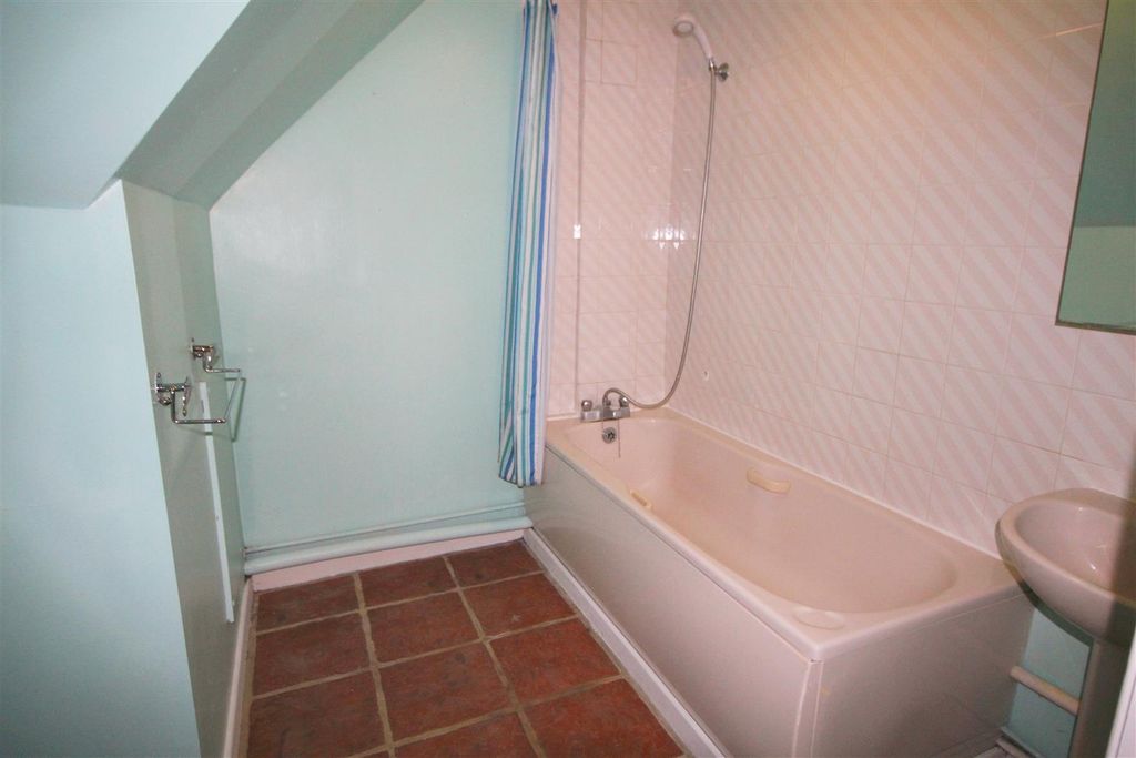 Property photo 2 of 8 15 Parish House Bathroom.Jpg