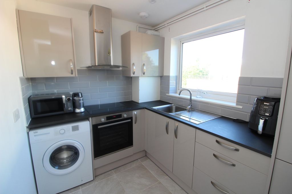 Property photo 2 of 8 Kitchen