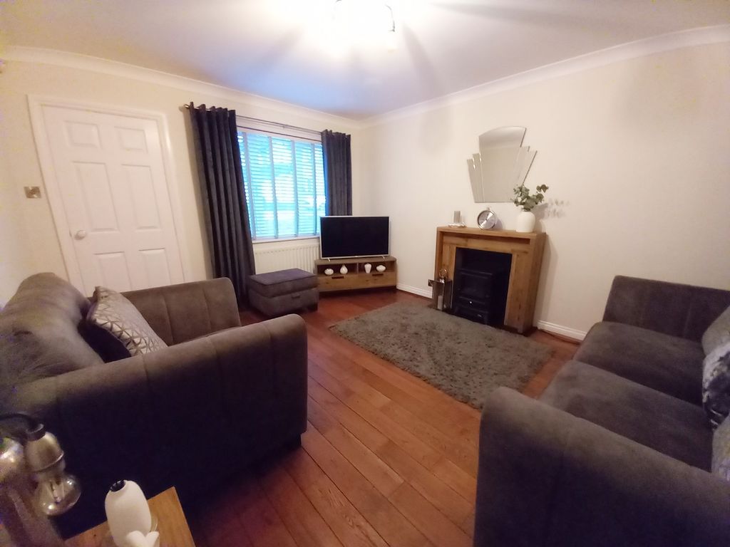 Property photo 3 of 16 Lounge