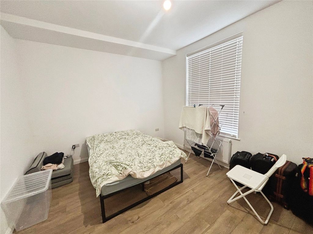 Property photo 2 of 6 Bedroom