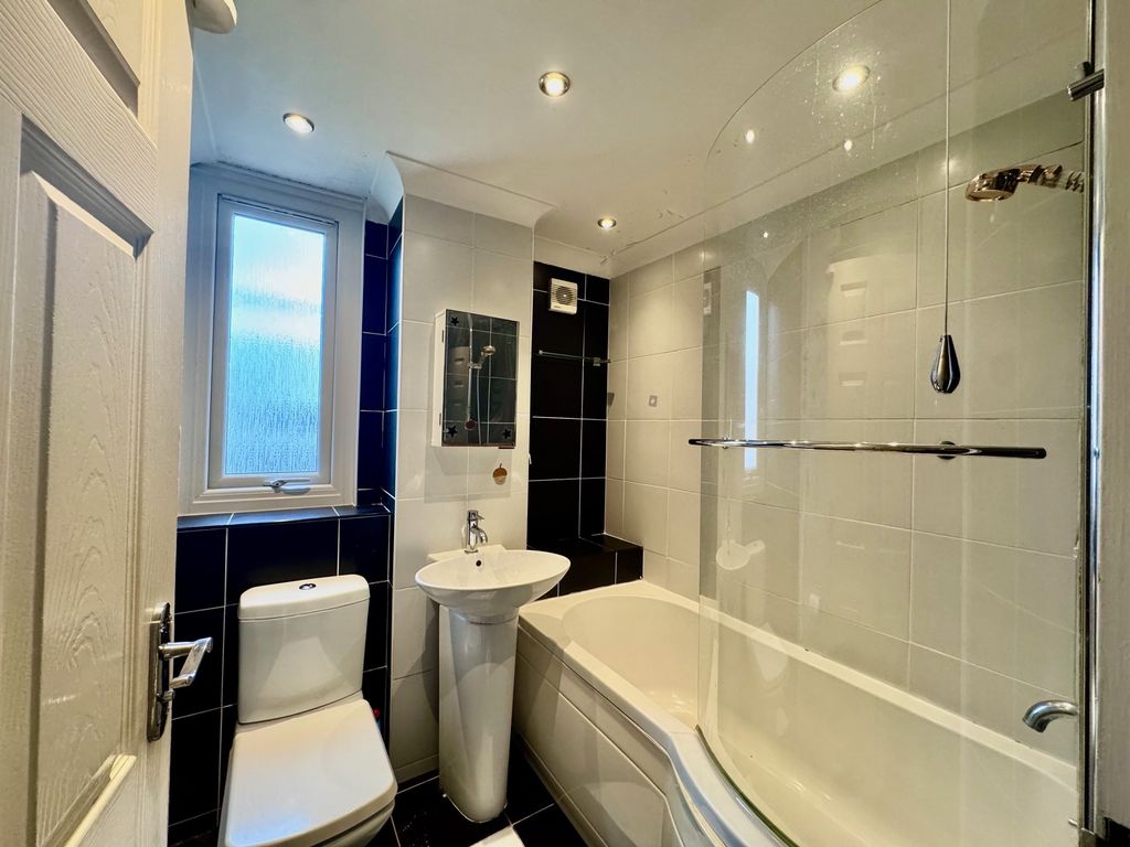 Property photo 3 of 10 Bathroom