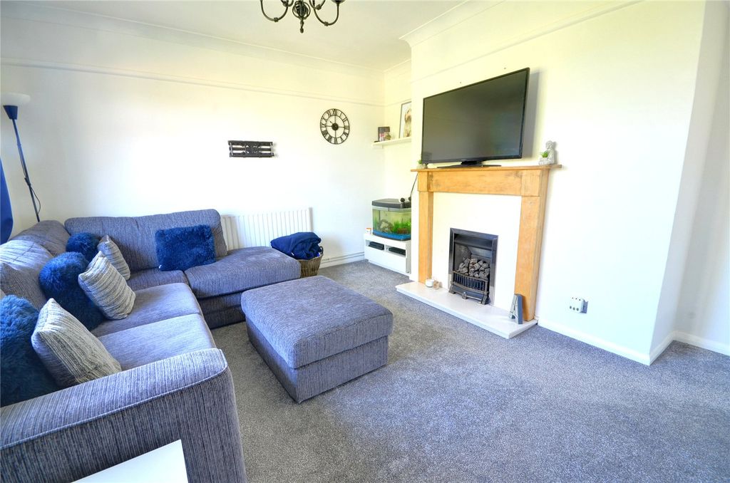 Property photo 2 of 17 Lounge