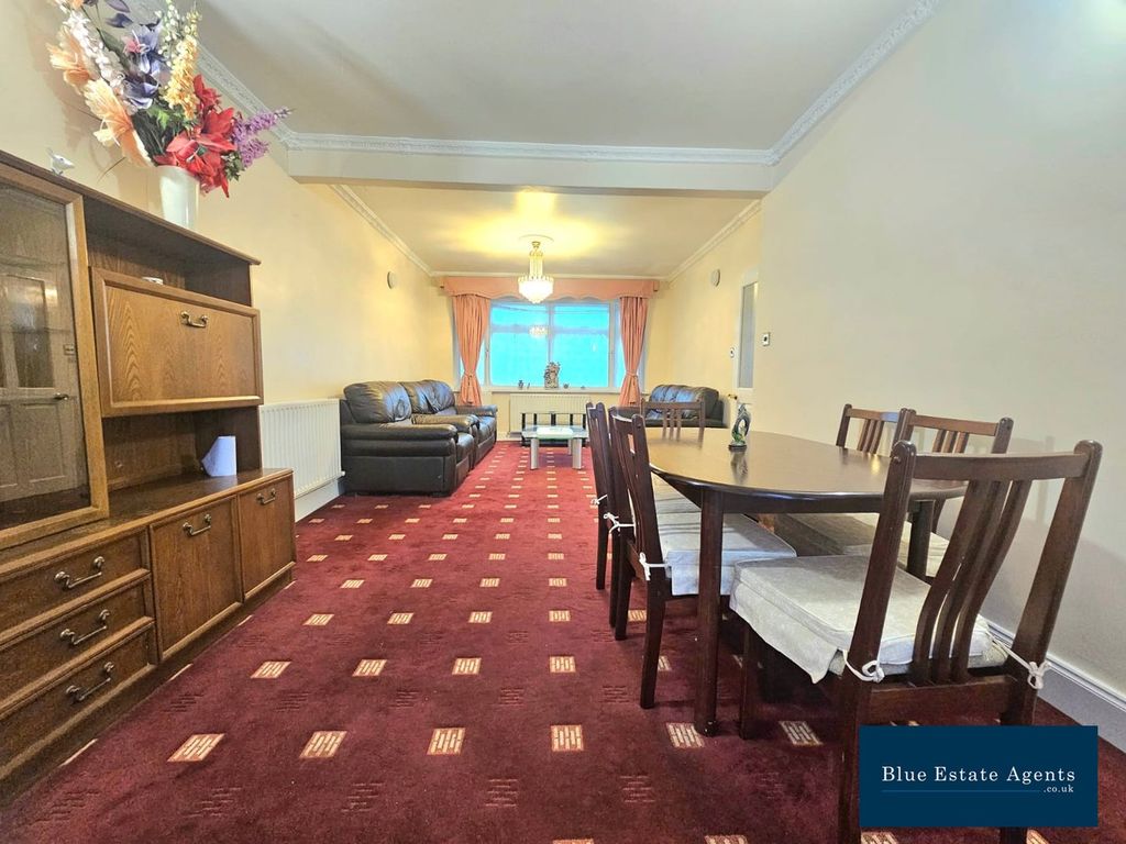 Property photo 2 of 9 Lounge