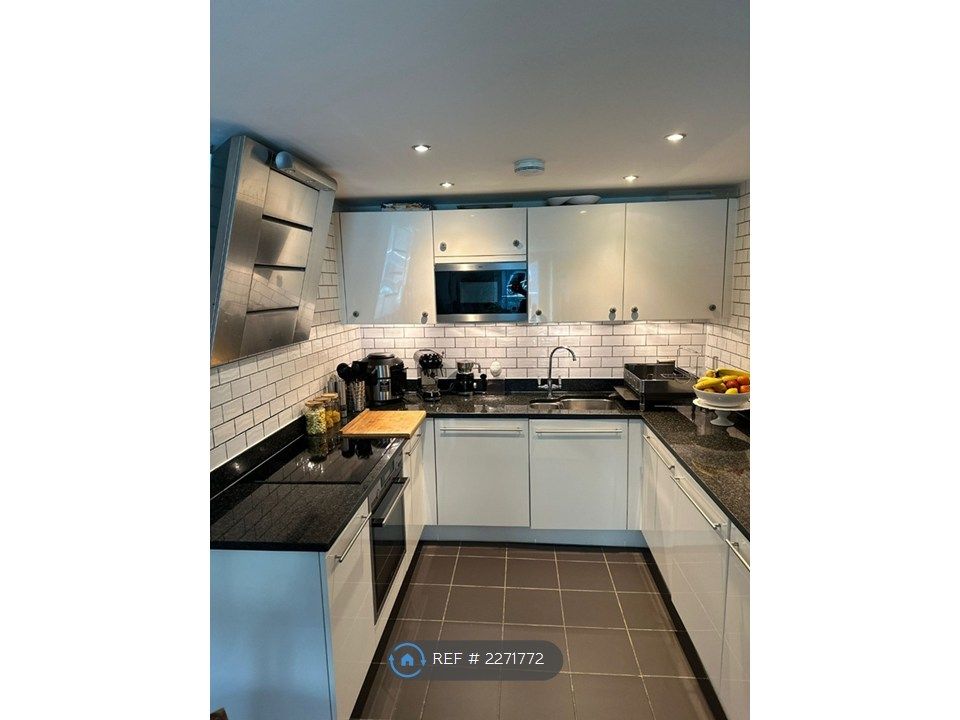 Property photo 3 of 10 Kitchen