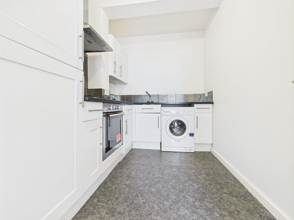 Property photo 3 of 11 Kitchen
