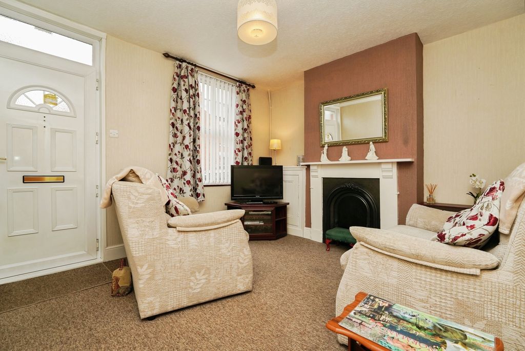 Property photo 3 of 17 Lounge