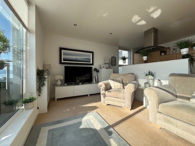 Property photo 1 of 12 Lounge