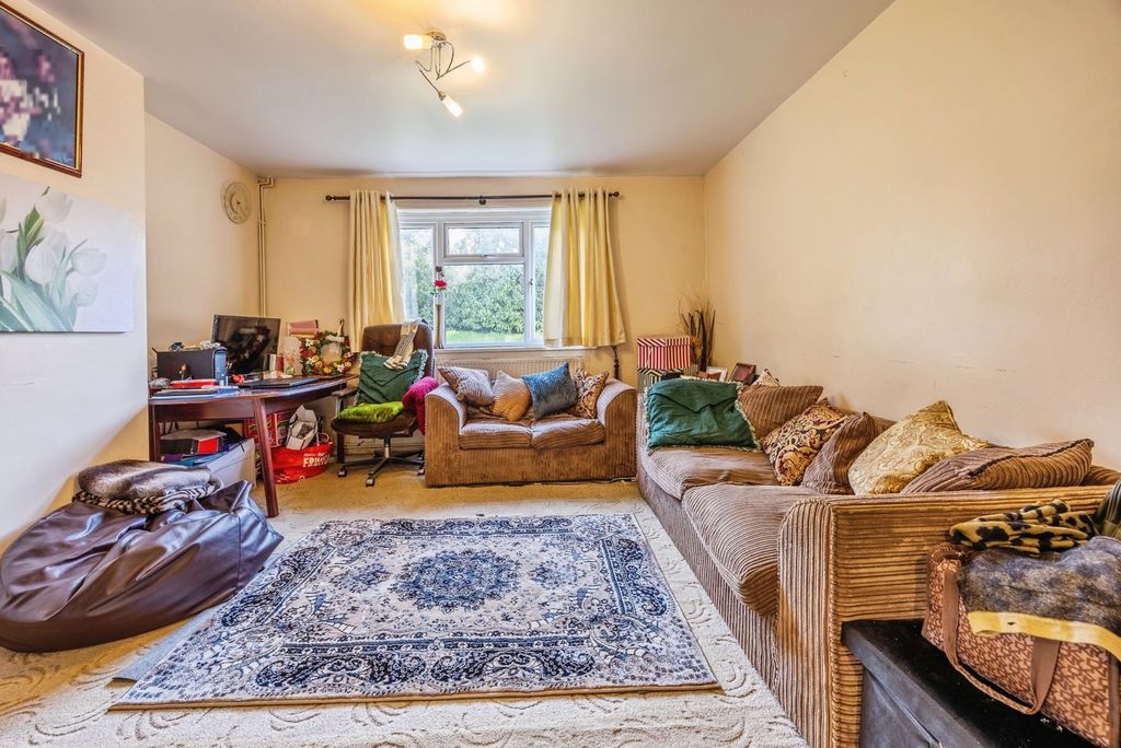 Property photo 2 of 11 Lounge