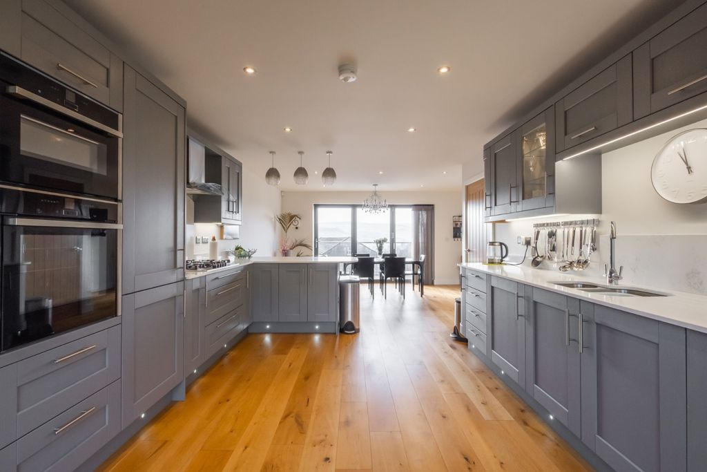 Property photo 2 of 34 Dining Kitchen