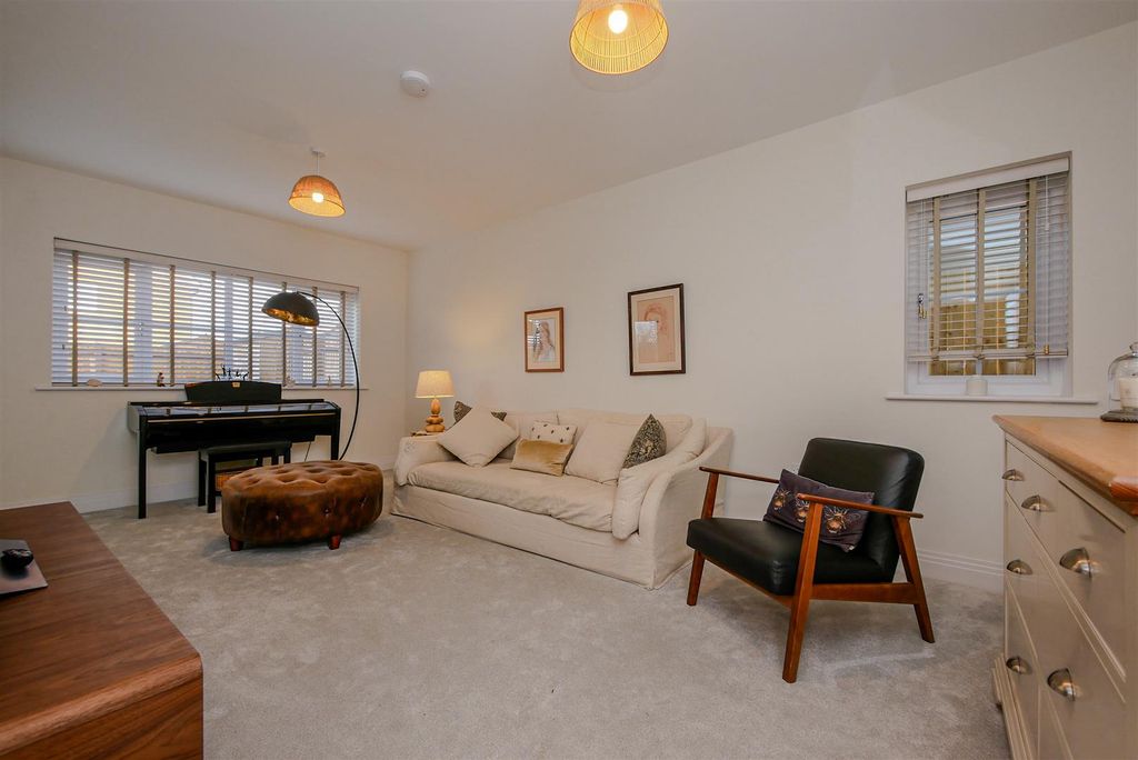 Property photo 2 of 17 Lounge