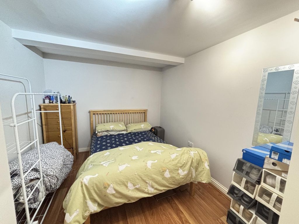 Property photo 1 of 6 A Cozy Double Bedroom Featuring A Comfortable Bed ...