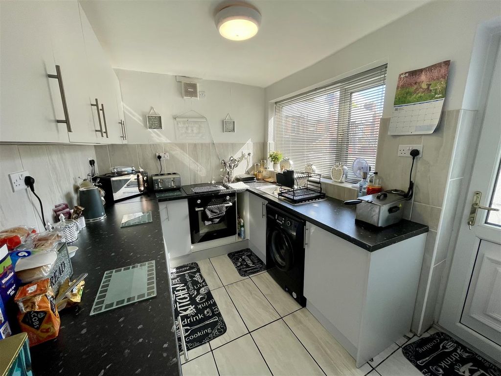 Property photo 2 of 8 Kitchen