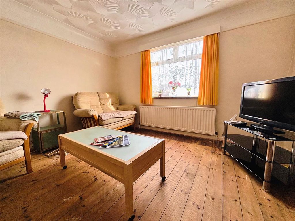 Property photo 3 of 19 4303 Lounge.Jpeg