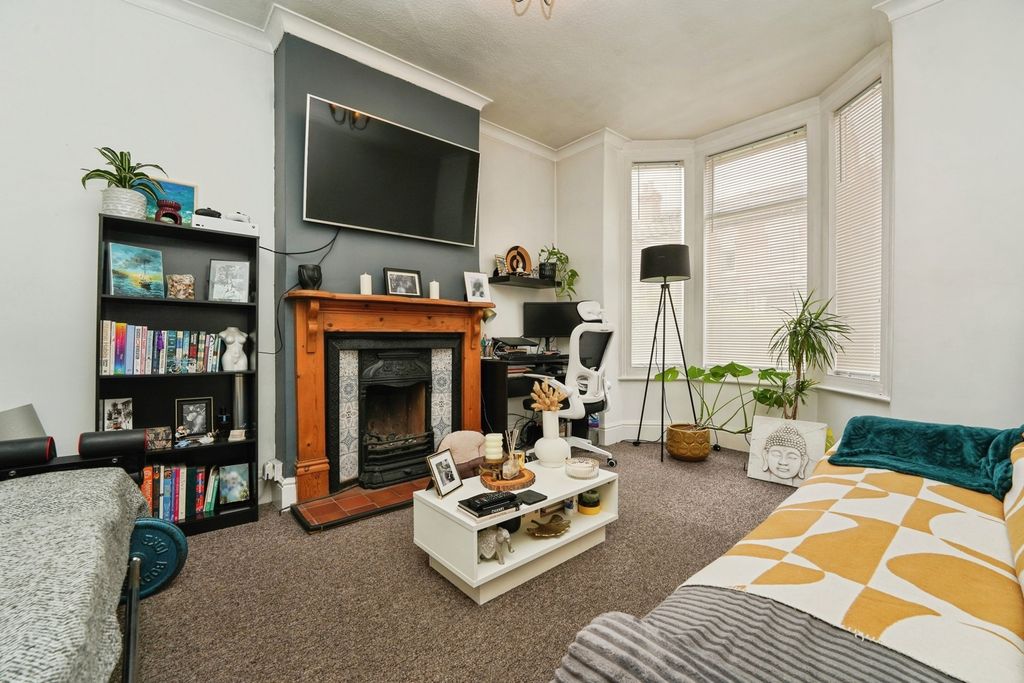 Property photo 3 of 15 Lounge