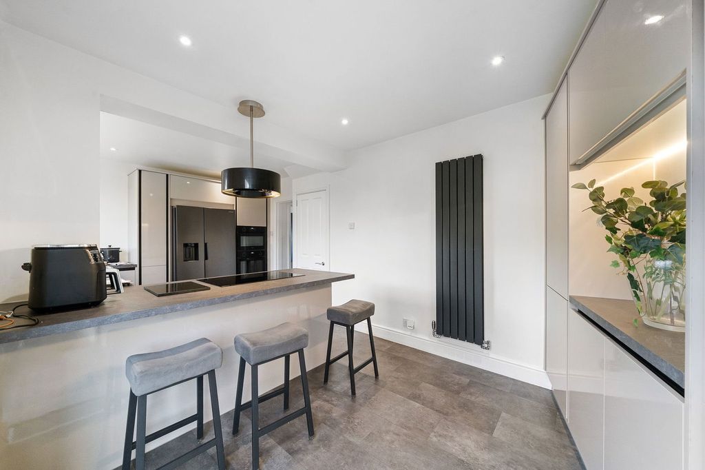 Property photo 3 of 28