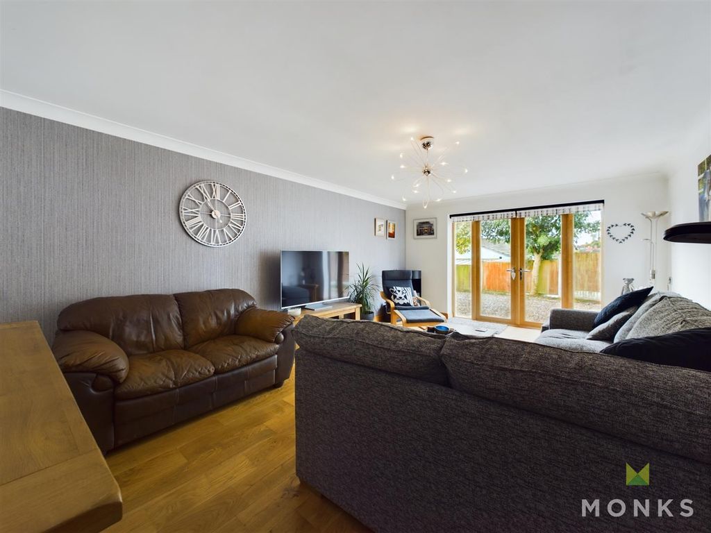 Property photo 3 of 23 Lounge