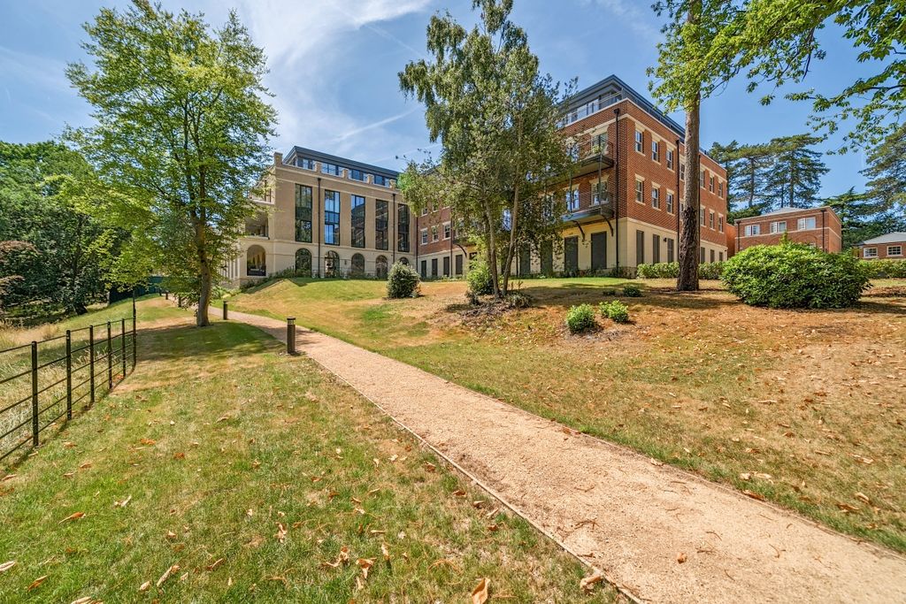Property photo 1 of 19 Sunningdale Park