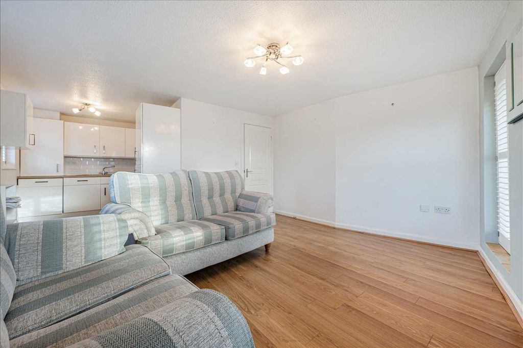 Property photo 3 of 8 Lounge