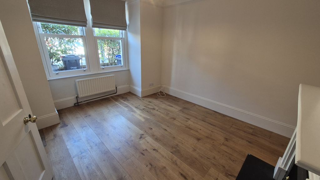 Property photo 2 of 18 Sitting Room