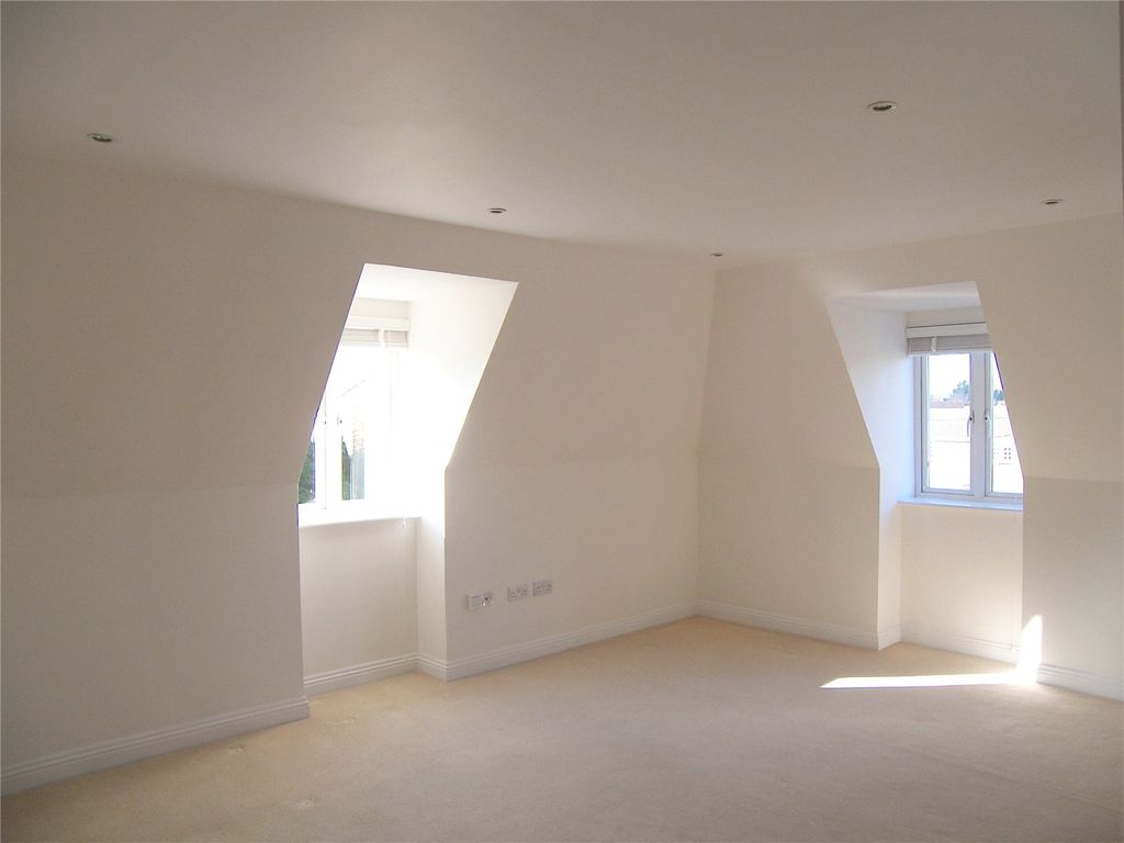 Property photo 2 of 7 Living / Dining Room