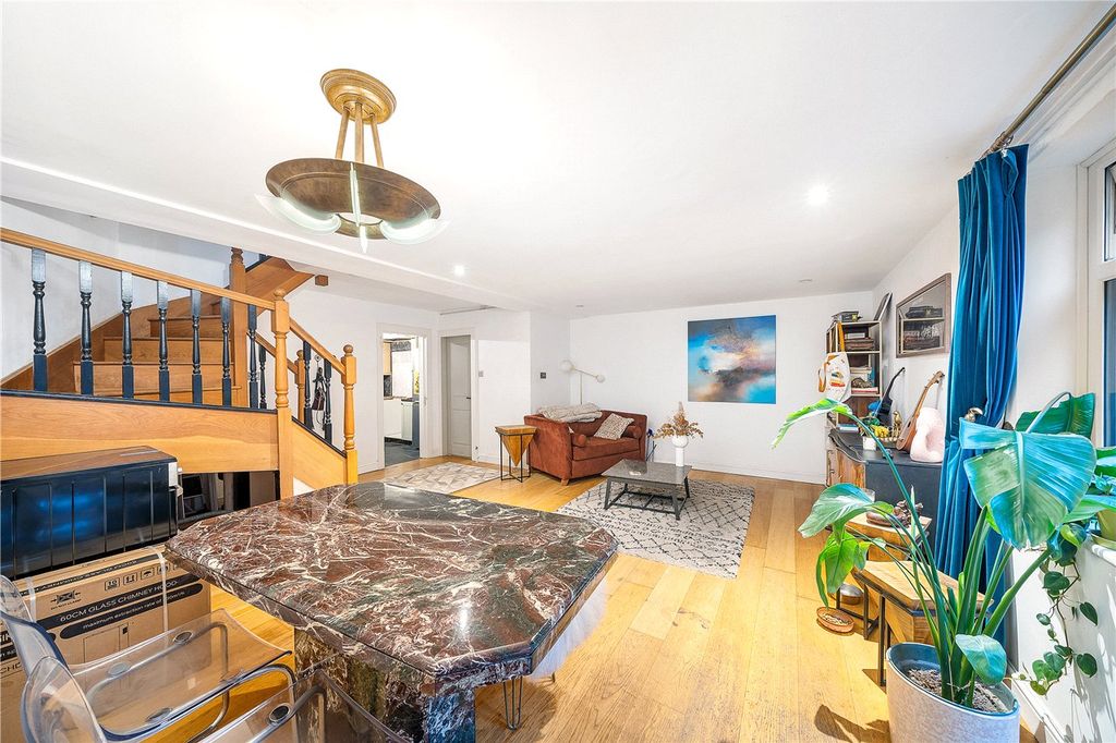 Property photo 3 of 11 Reception