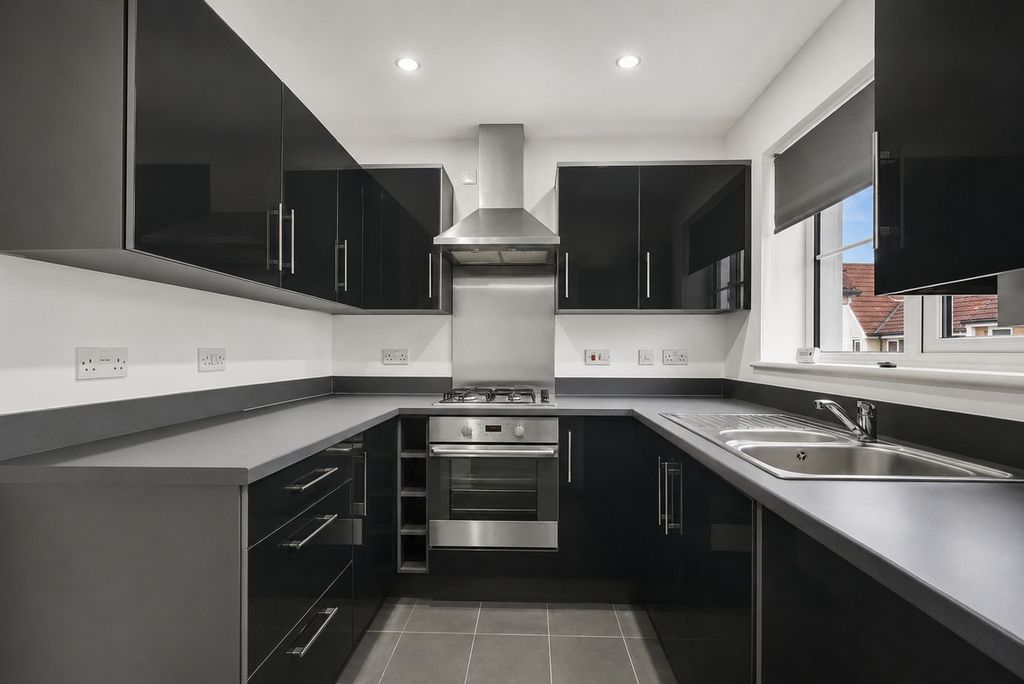 2 bed flat for saleLiddell Drive, Basildon, 3 SS14 photo 4
