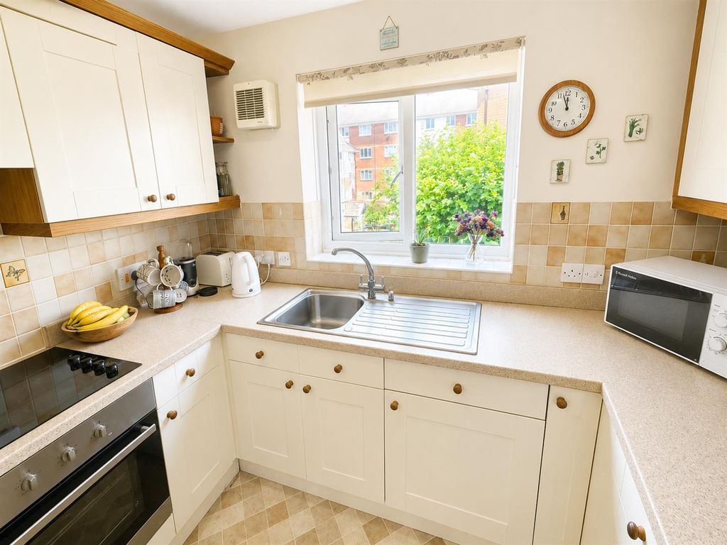 Property photo 2 of 7 Kitchen