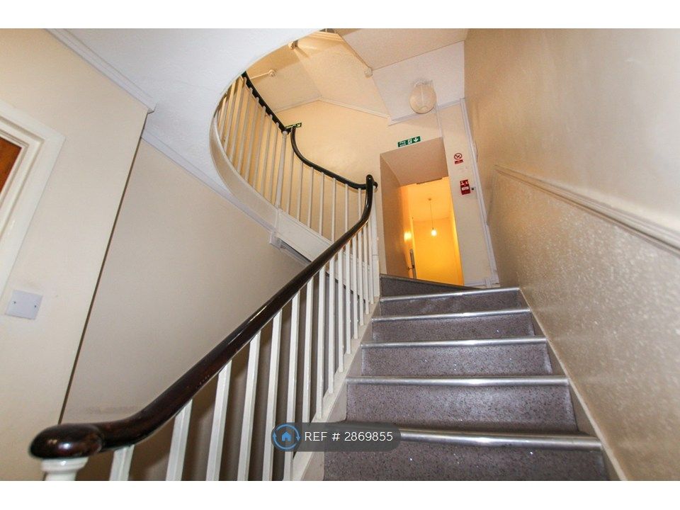 Property photo 2 of 25 Communal Hallway