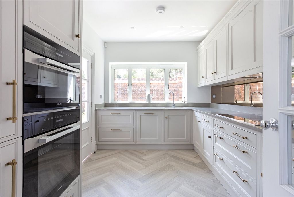 Property photo 3 of 11 Kitchen
