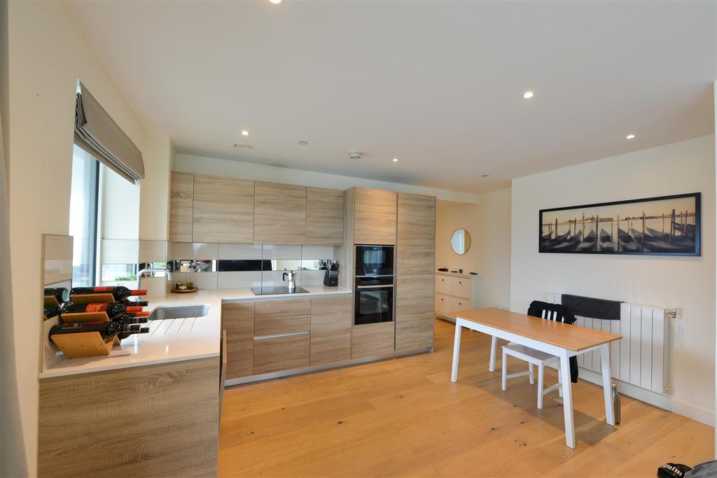 Property photo 3 of 18 Hampton Court, London1.Jpg