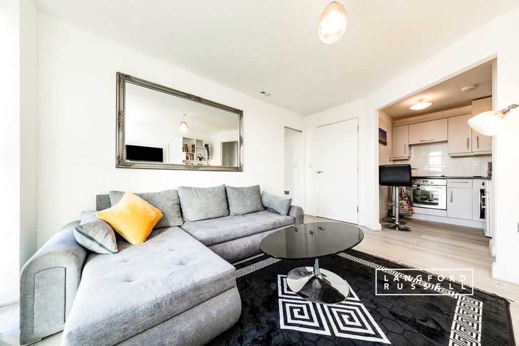 Property photo 2 of 9 F20E45E1-7De5-F01...