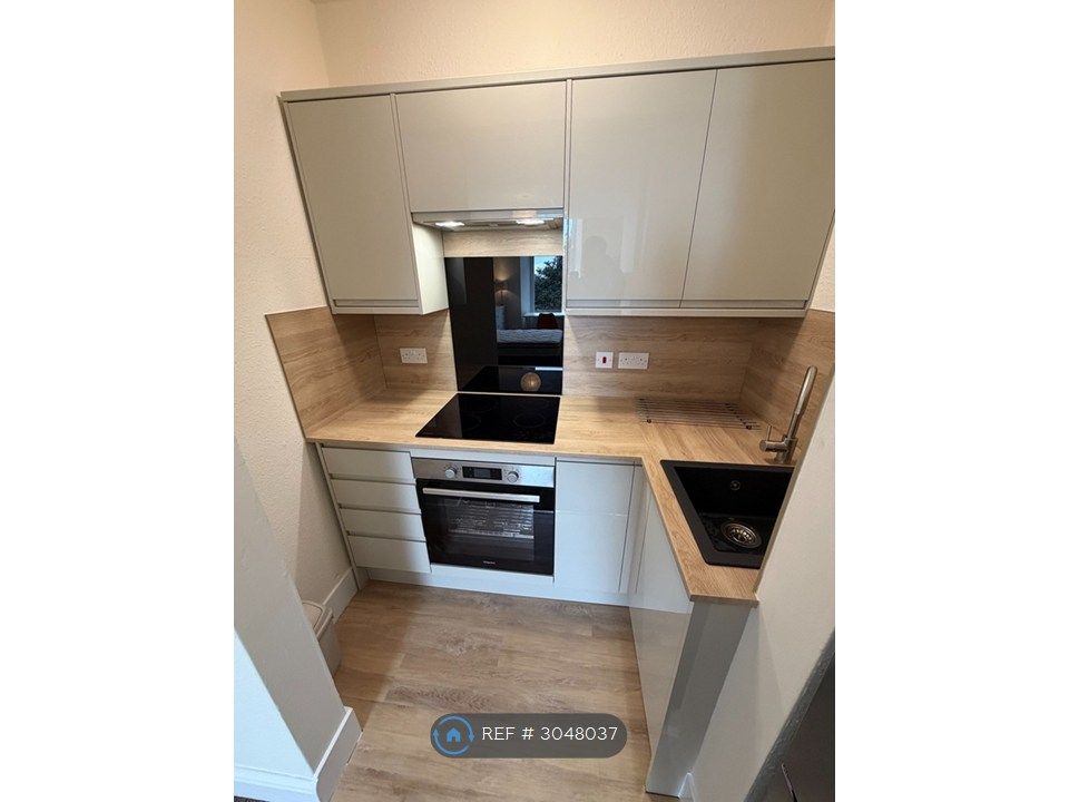 Property photo 3 of 8 Kitchenette