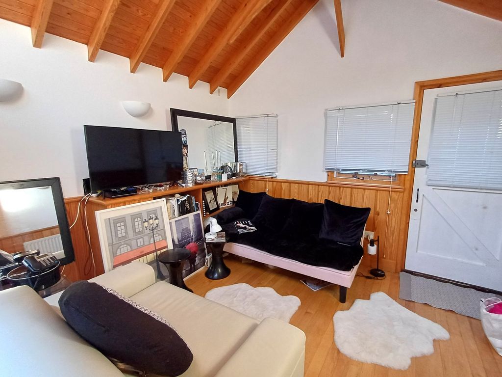 Property photo 3 of 6 Picture 3