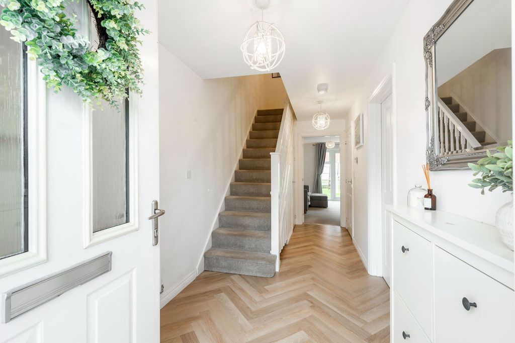 Property photo 2 of 32