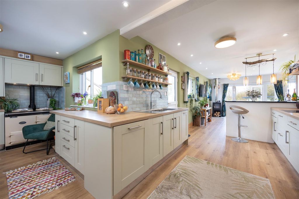 Property photo 3 of 17 Kitchen