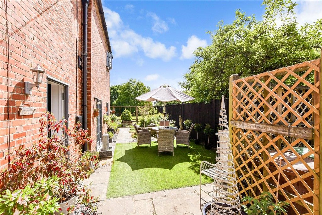 Property photo 1 of 14 Side Garden