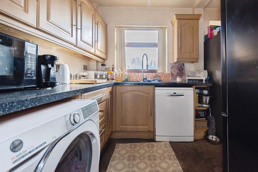 Property photo 3 of 8 Kitchen