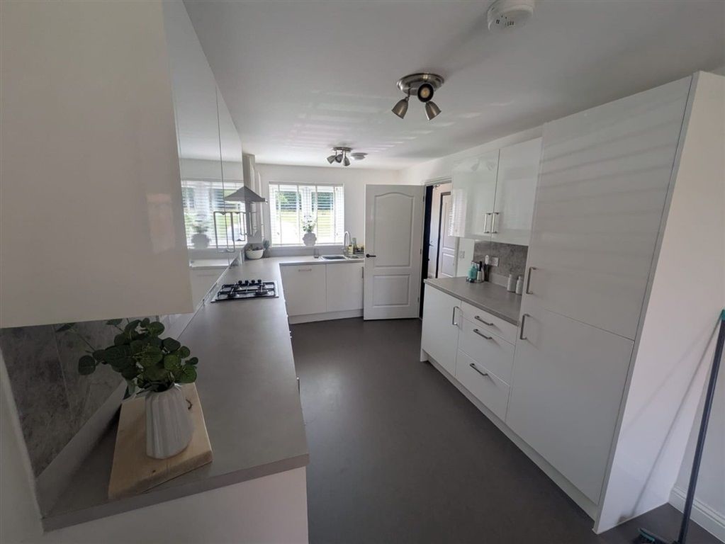 Property photo 2 of 9 Kitchen