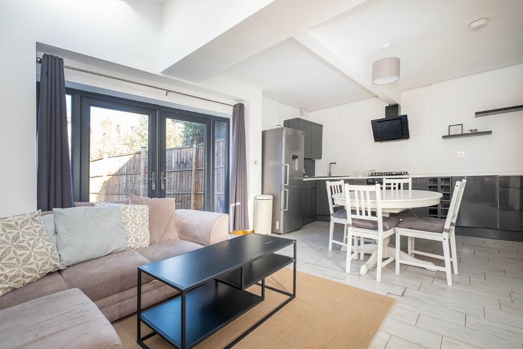 Property photo 3 of 13 2-Midmoor-Road-00...