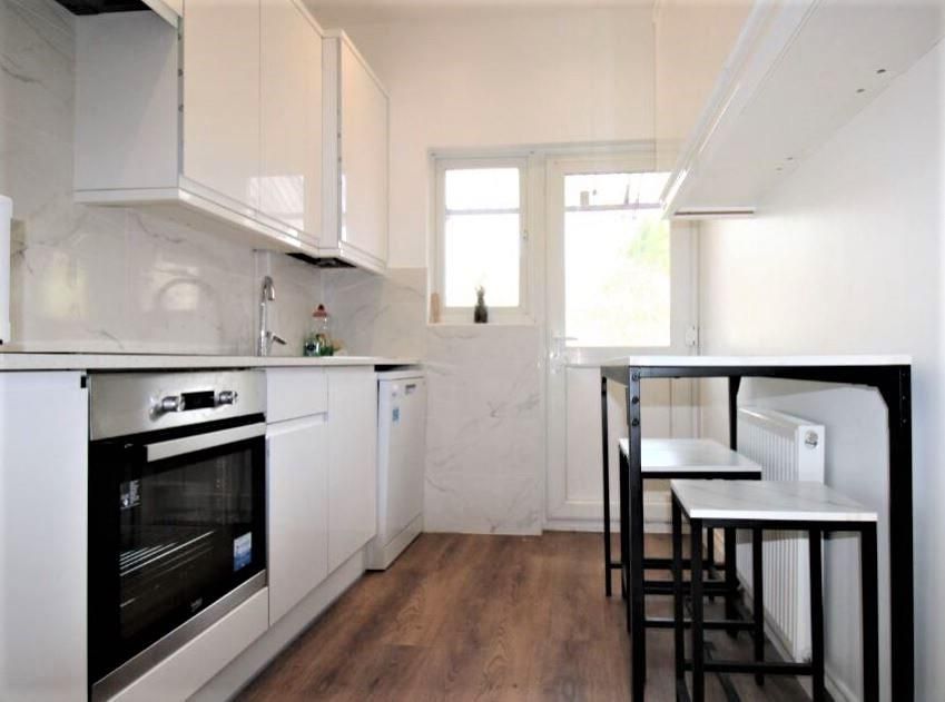 Property photo 2 of 6 95 Princess Avenue Kitchen.Jpg