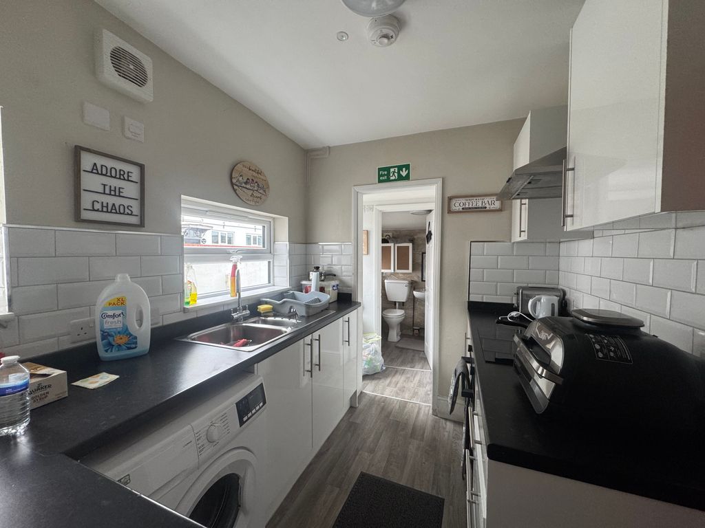 Property photo 3 of 9 Kitchen