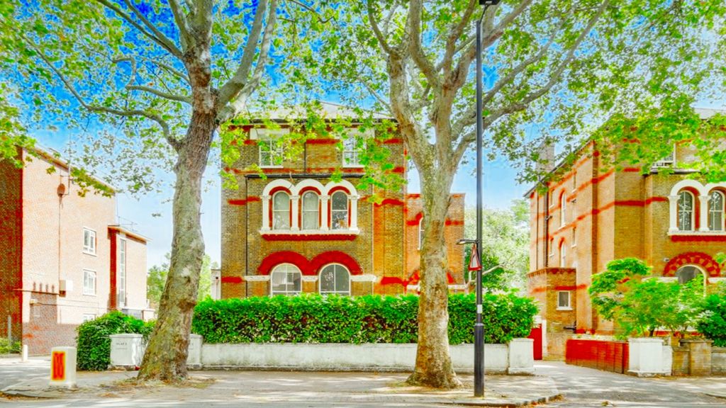 Property photo 1 of 8 Victorian Spacious Apartment