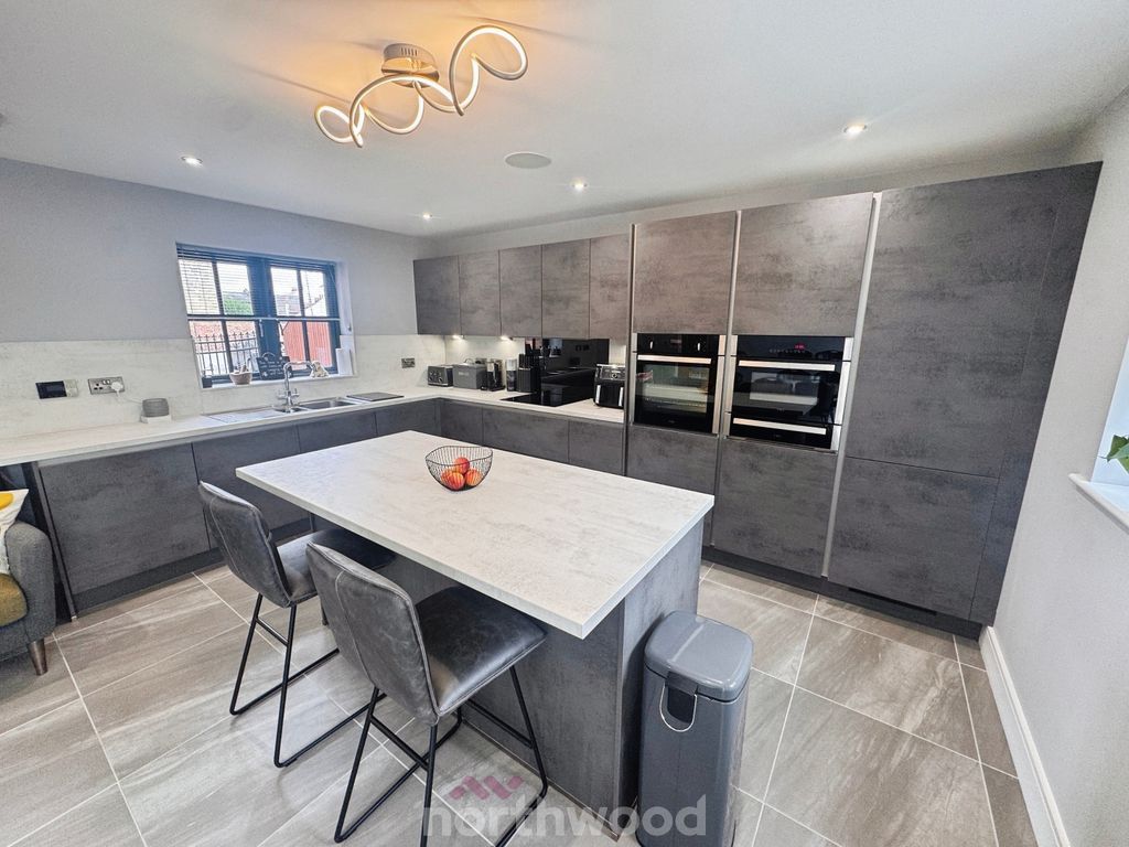 Property photo 2 of 35