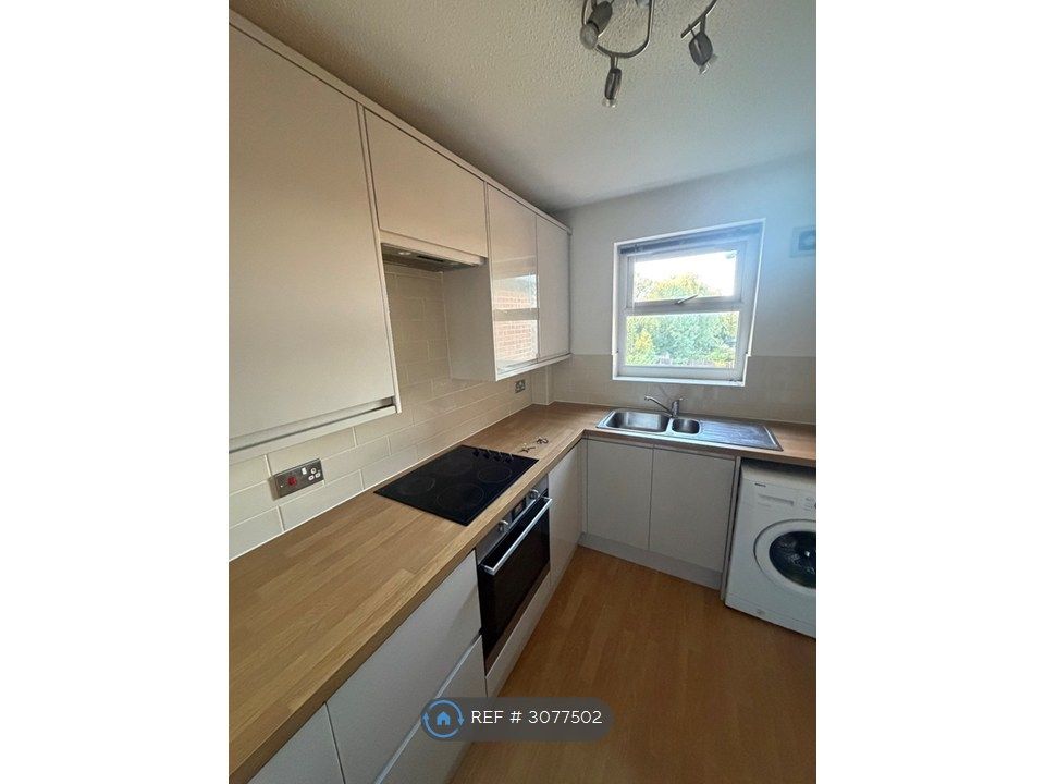 Property photo 3 of 11 Kitchen