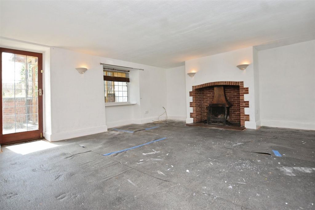 Property photo 2 of 31 Living Room