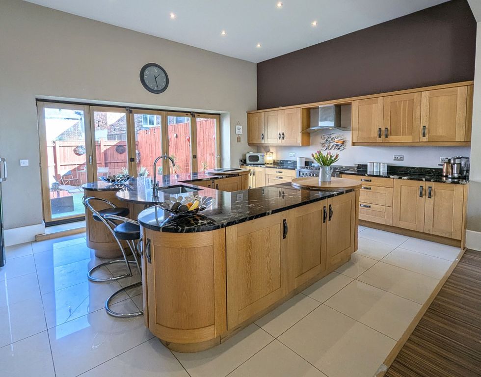 Property photo 2 of 39