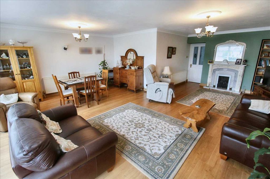 Property photo 3 of 19 Dining Area