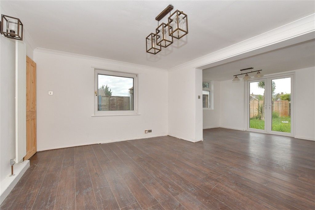 Property photo 3 of 12 Lounge