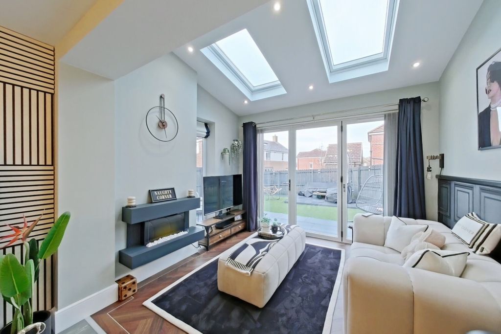 Property photo 2 of 23 Garden Room